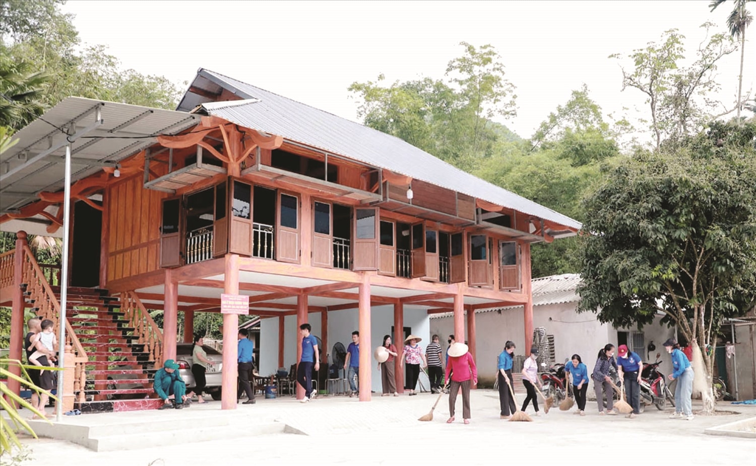 Một trong các căn nhà được xây dựng nhờ Chương trình xóa nhà tạm, nhà dột nát tại tỉnh Tuyên Quang, với sự chung tay hỗ trợ của hàng xóm và người dân địa phương