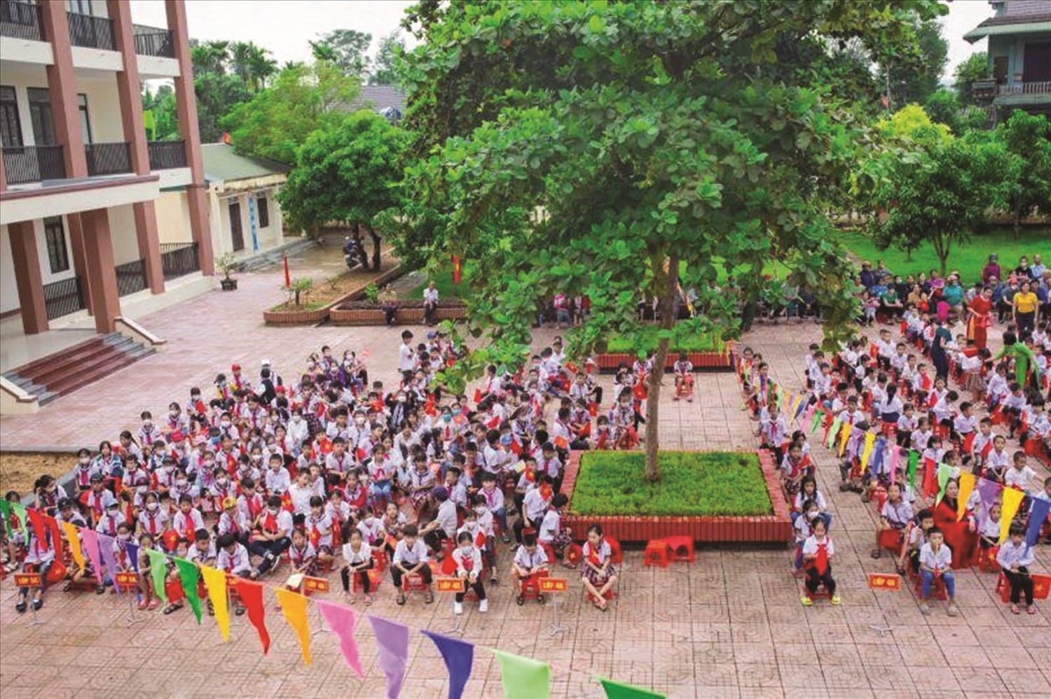 Xây dựng trường nội trú liên cấp vùng biên là biểu tượng của khát vọng đổi thay, là điểm tựa, vun đắp tương lai bằng con chữ. Trong ảnh: Một góc trường học nơi biên cương Hà Tĩnh. Ảnh: Tư liệu