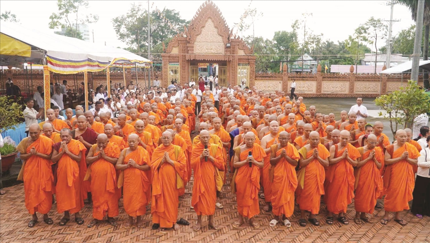 Các vị lãnh đạo, quý vị đại biểu, chư tôn đức, Phật tử và đồng bào dành một phút mặc niệm tưởng nhớ ngày 4 vị sư liệt sĩ đã hy sinh vì “Đạo pháp - Dân tộc”