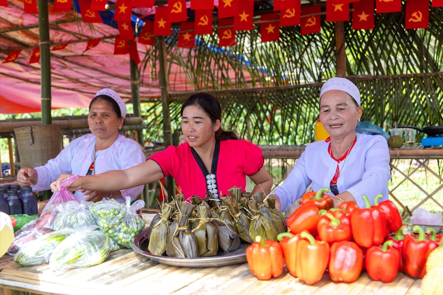 Những gian hàng của bà con người Mường giới thiệu các sản vật địa phương. (Ảnh: Ngọc Chí)
