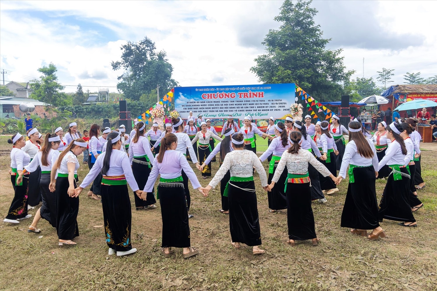  Những vũ điệu truyền thống càng thắt chặt thêm tình đoàn kết trong cộng đồng người Mường ở thôn Hào Lý. (Ảnh: Ngọc Chí)