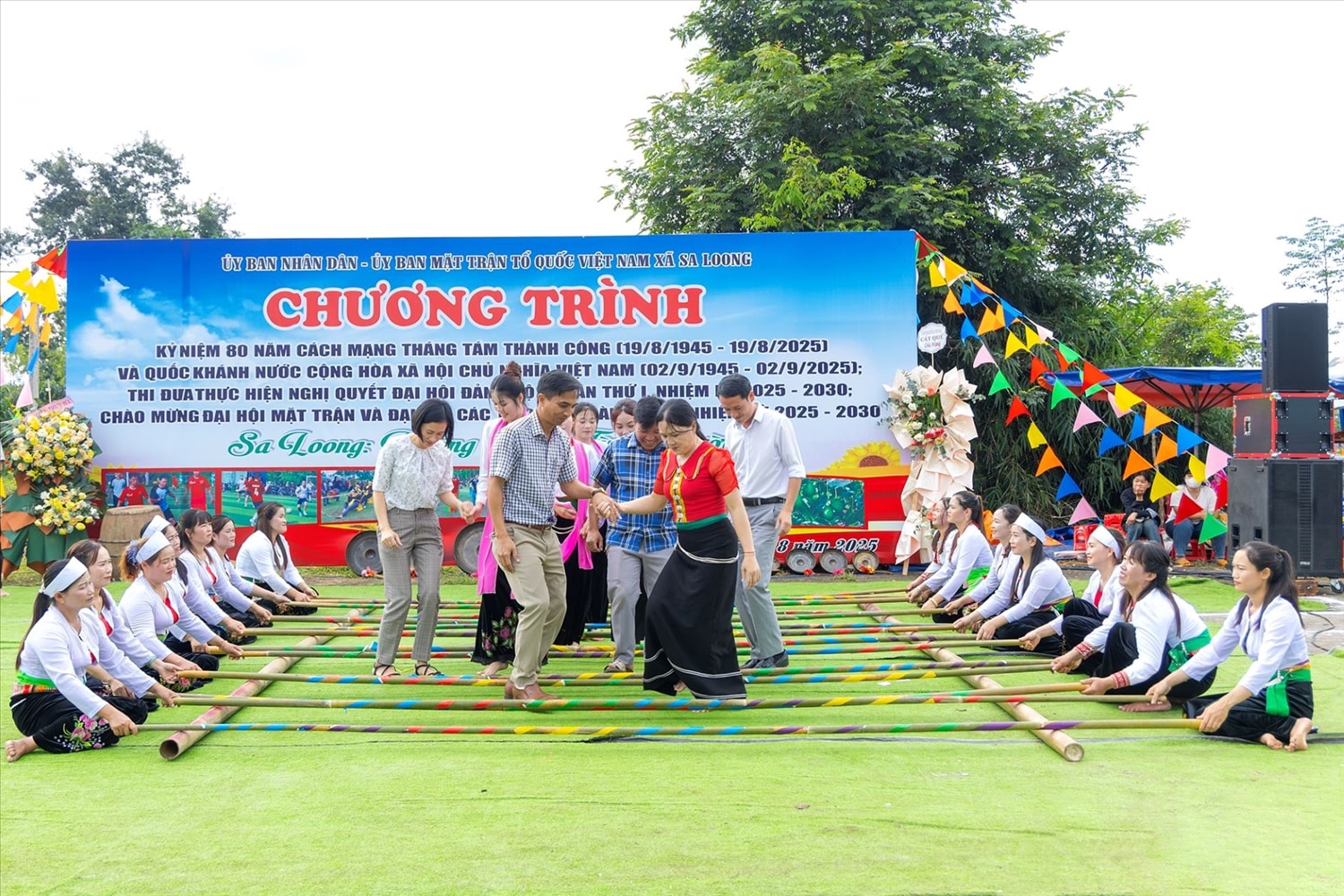 Các đại biểu cùng bà con thôn Hào Lý tham gia nhảy sạp truyền thống của người Mường. (Ảnh: Ngọc Chí)