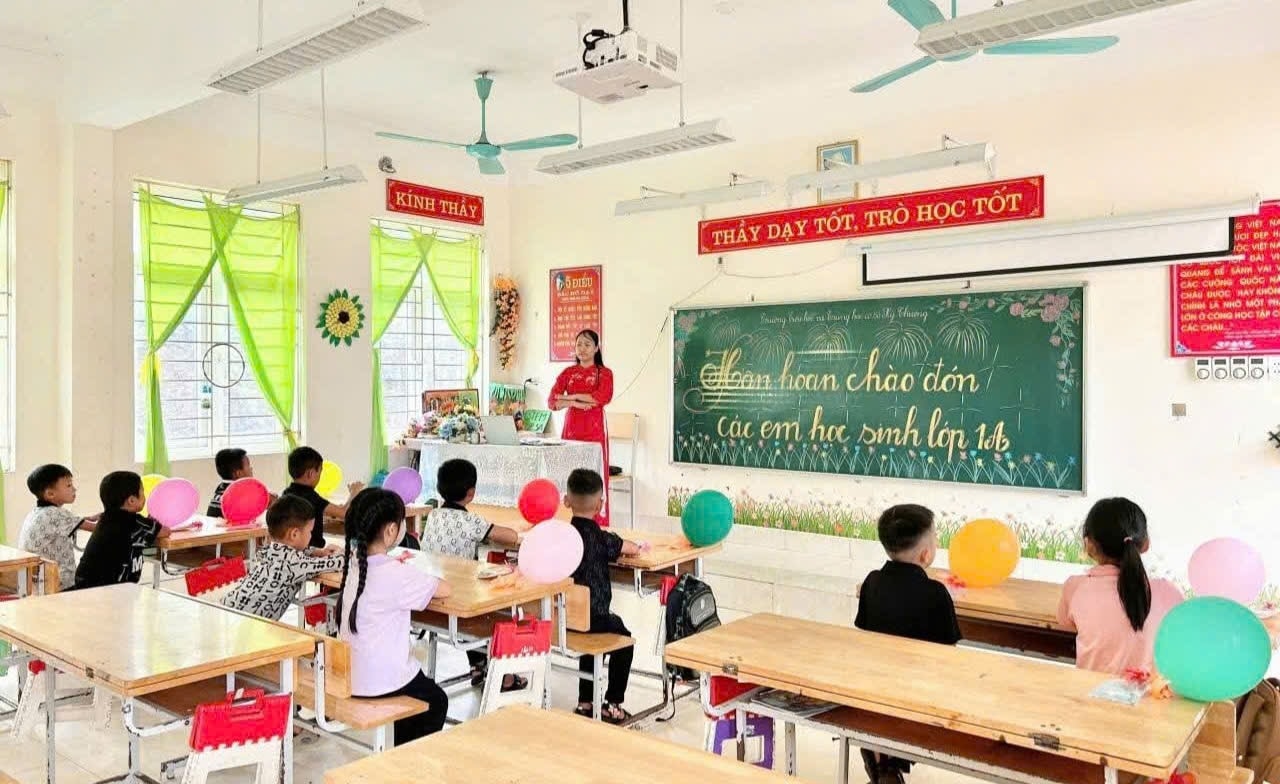 Giáo viên và học sinh trường THCS và THPT Kỳ Thượng chuẩn bị bước vào năm học mới (Ảnh: Mỹ Dung)