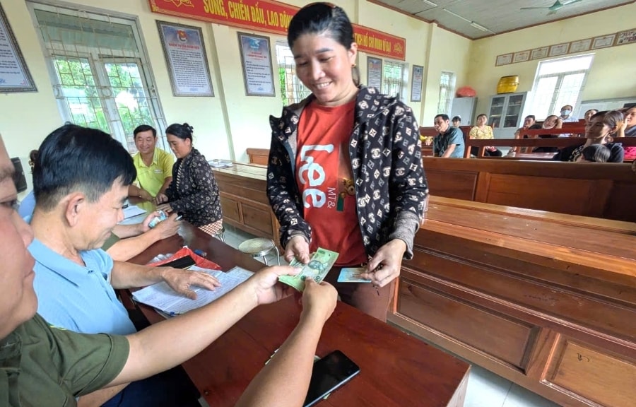 Niềm vui của người dân xã miền núi Thanh Kỳ, (Thanh Hóa) nhận món quà đặc biệt từ Chính phủ, nhân dịp kỷ niệm 80 năm Cách mạng Tháng Tám và Quốc khánh 2/9 .(ảnh PV) Niềm vui của người dân xã miền núi Thanh Kỳ khi được nhận món quà đặc biệt nhân dịp kỷ niệm 80 năm Cách mạng Tháng Tám và Quốc khánh 2/9 .(ảnh PV)