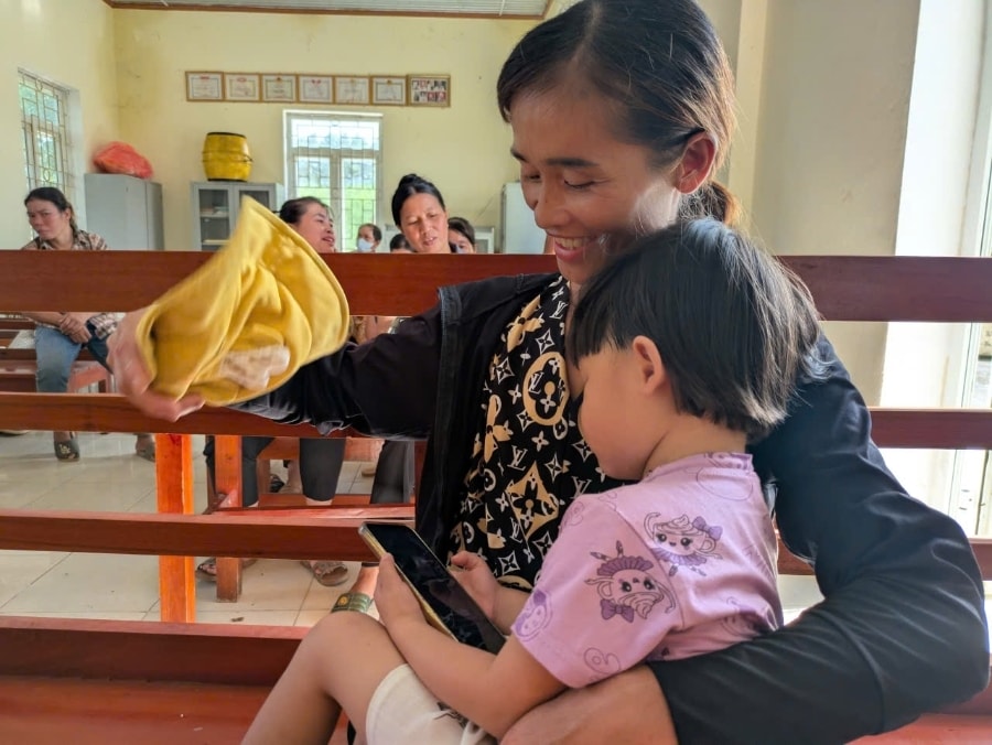 Em nhỏ háo hức theo mẹ đến hội trường nhận quà. Người dân xã miền núi Thanh Kỳ phấn khởi xếp hàng nhận quà Quốc khánh 2/9 .(ảnh PV) Em nhỏ háo hức theo mẹ đến hội trường nhận quà. Người dân xã miền núi Thanh Kỳ phấn khởi xếp hàng nhận quà Quốc khánh 2/9 .(ảnh PV)