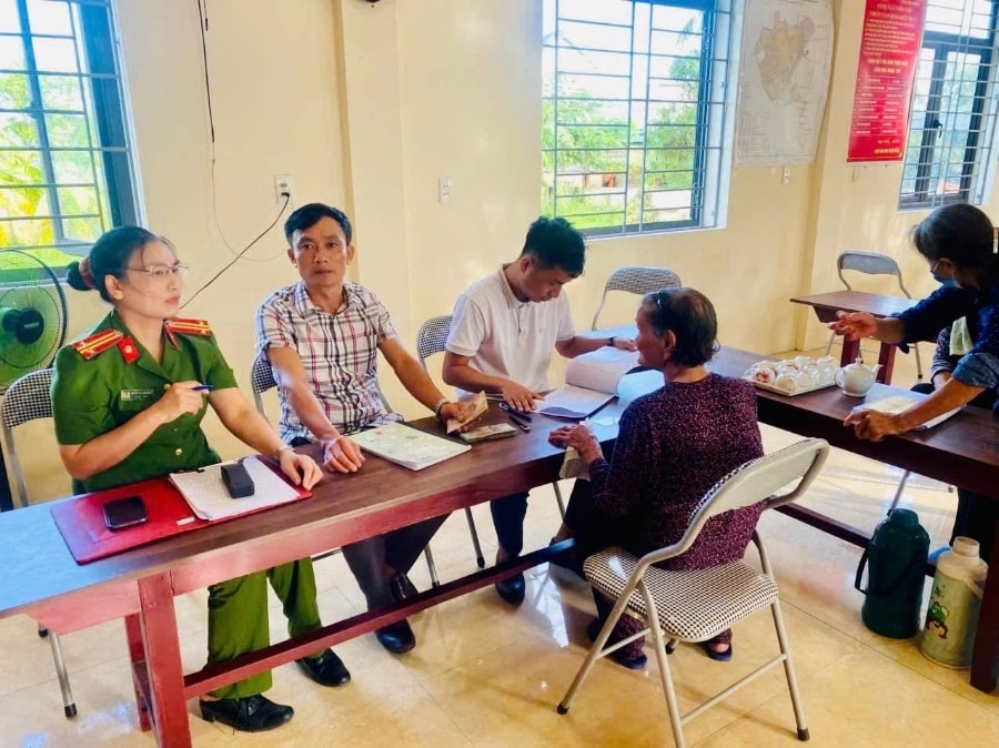 Việc chi trả được thực hiện khẩn trương, công khai, minh bạch, đảm bảo đến tận tay từng người dân trước ngày lễ trọng đại của Đất nước. (ảnh PV) Việc chi trả được thực hiện khẩn trương, công khai, minh bạch, đảm bảo đến tận tay từng người dân trước ngày lễ trọng đại của đất nước. (ảnh PV)
