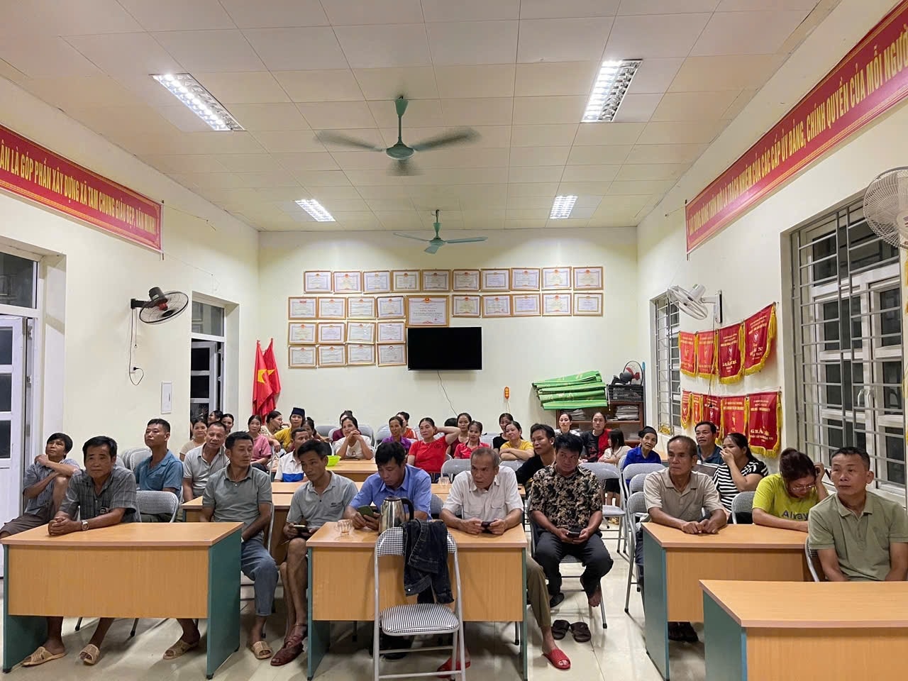 Người dân xã biên giới Tam Chung(Huyện Mường Lát cũ) làm thủ tục nhận quà tặng Quốc khánh 2/9.(ảnh PV) Người dân xã biên giới Tam Chung (huyện Mường Lát cũ) làm thủ tục nhận quà tặng Quốc khánh 2/9.(ảnh PV)