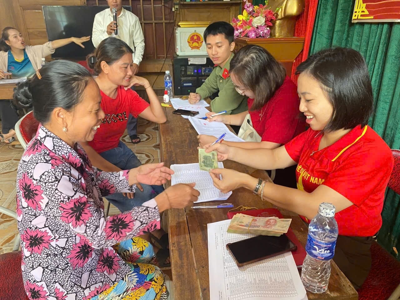 Xã Lượng Minh chia thành 10 tổ phát quà cho người dân - Ảnh: CSCC