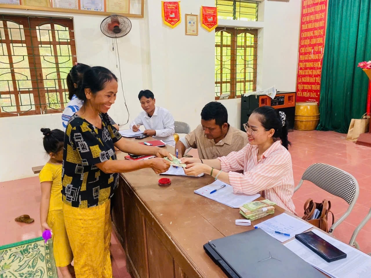 Người dân xã Lượng Minh phấn khởi nhận quà dịp Quốc khánh - Ảnh: CSCC