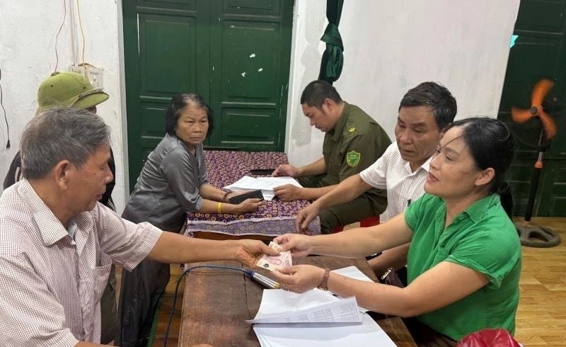 Người dân xã Cẩm Thủy, tỉnh Thanh Hóa vui vẻ nhận quà Tết độc lập. (Ảnh: PV)
