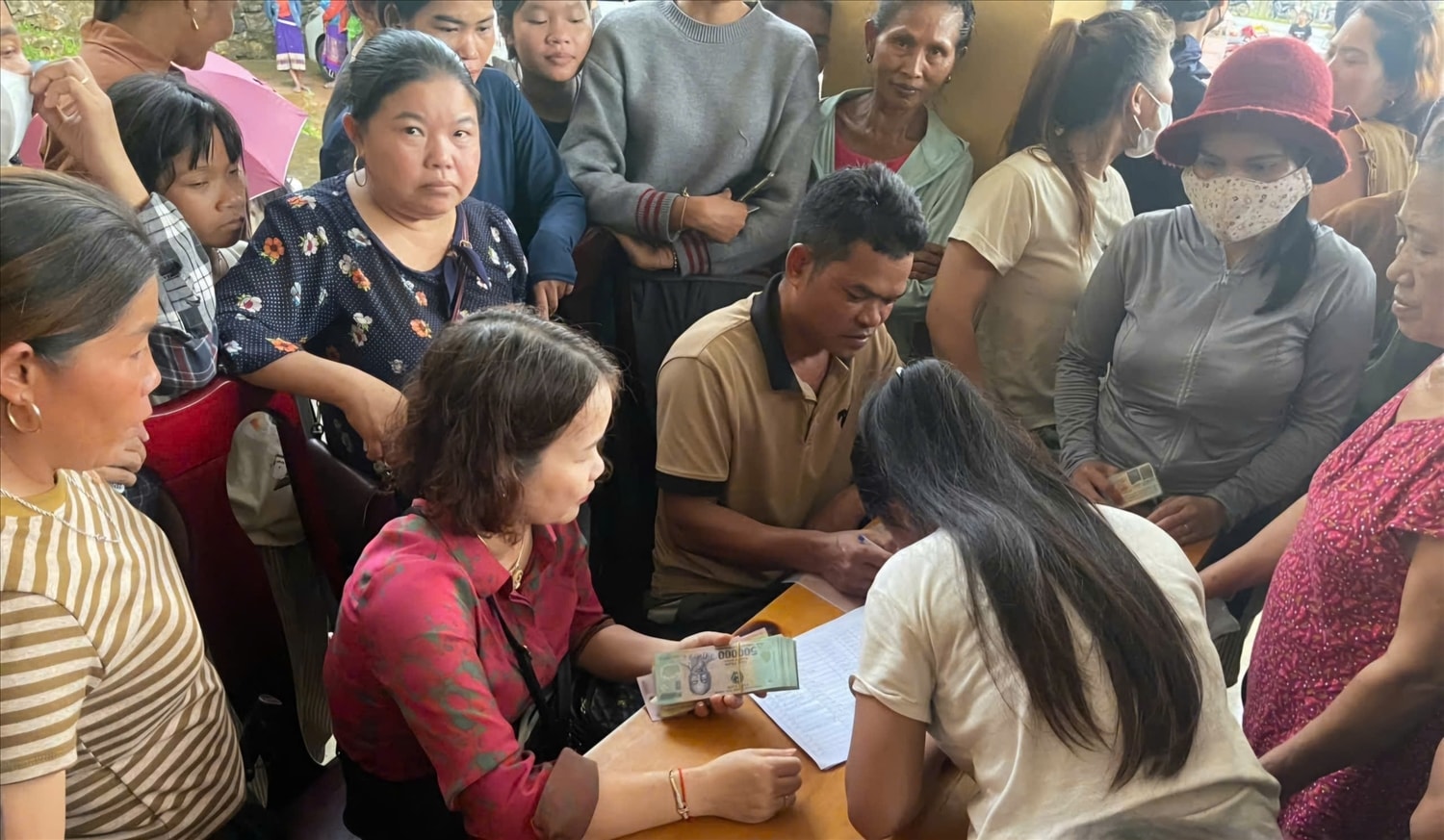 Đồng bào dân tộc Chứt ở bản Y Leng, xã Dân Hóa đang nhận quà nhân dịp Quốc khánh. (Ảnh: Phạm Tiến)