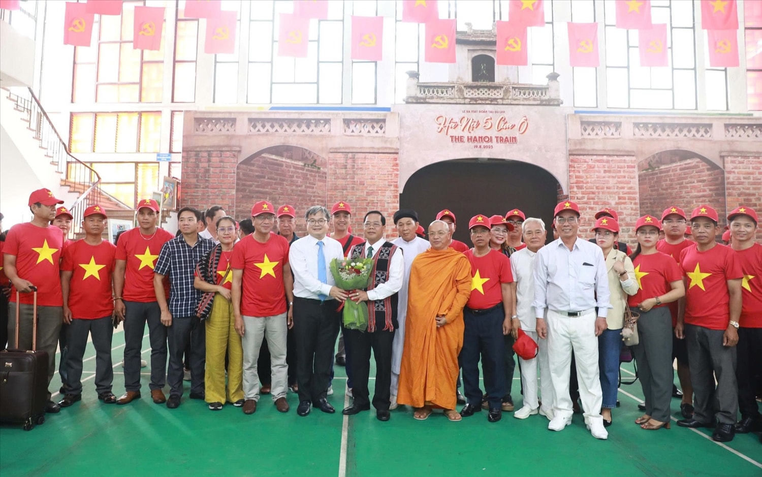 Thay mặt lãnh đạo TP Hà Nội, Phó Chủ tịch UBND TP Hà Nội Trương Việt Dũng đã đón, tiếp Đoàn đại biểu TP Đà Nẵng đến Hà Nội tham dự Lễ kỷ niệm 80 Cách mạng tháng Tám thành công và Quốc khánh 2/9 tại Ga Hà Nội (Ảnh: Kinhtedothi.vn) Thay mặt lãnh đạo TP Hà Nội, Phó Chủ tịch UBND TP Hà Nội Trương Việt Dũng đã đón, tiếp Đoàn đại biểu TP Đà Nẵng đến Hà Nội tham dự Lễ kỷ niệm 80 Cách mạng tháng Tám thành công và Quốc khánh 2/9 tại Ga Hà Nội (Ảnh: Kinhtedothi.vn)