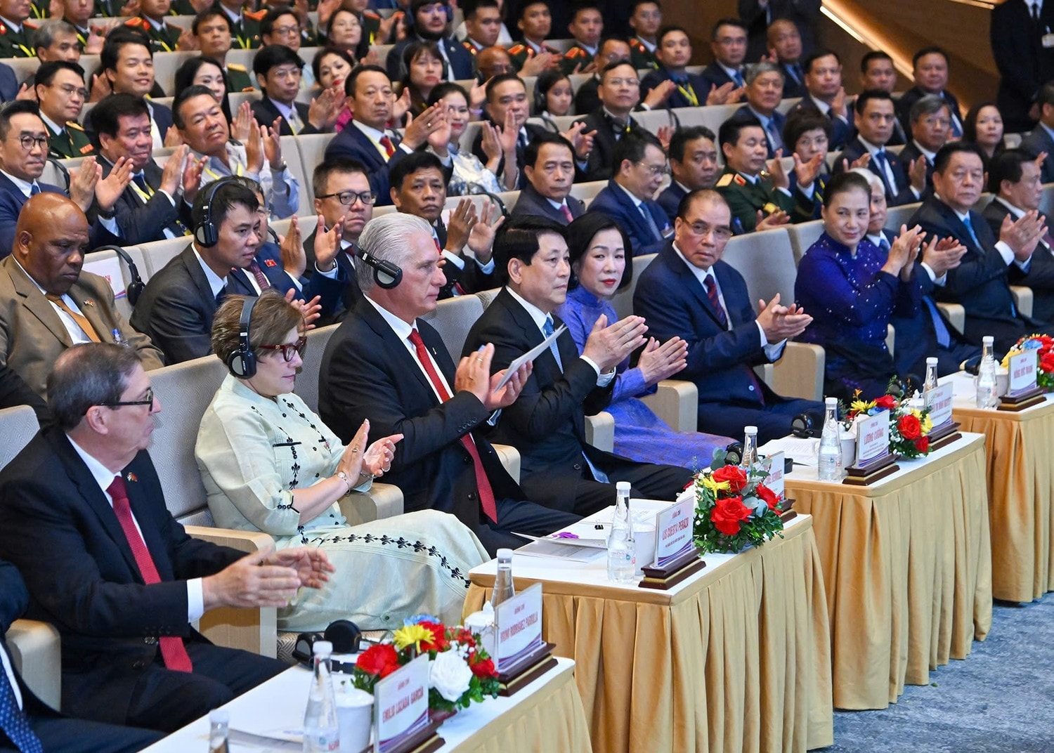 Các đại biểu tham dự buổi lễ (ảnh Thủy Nguyên)