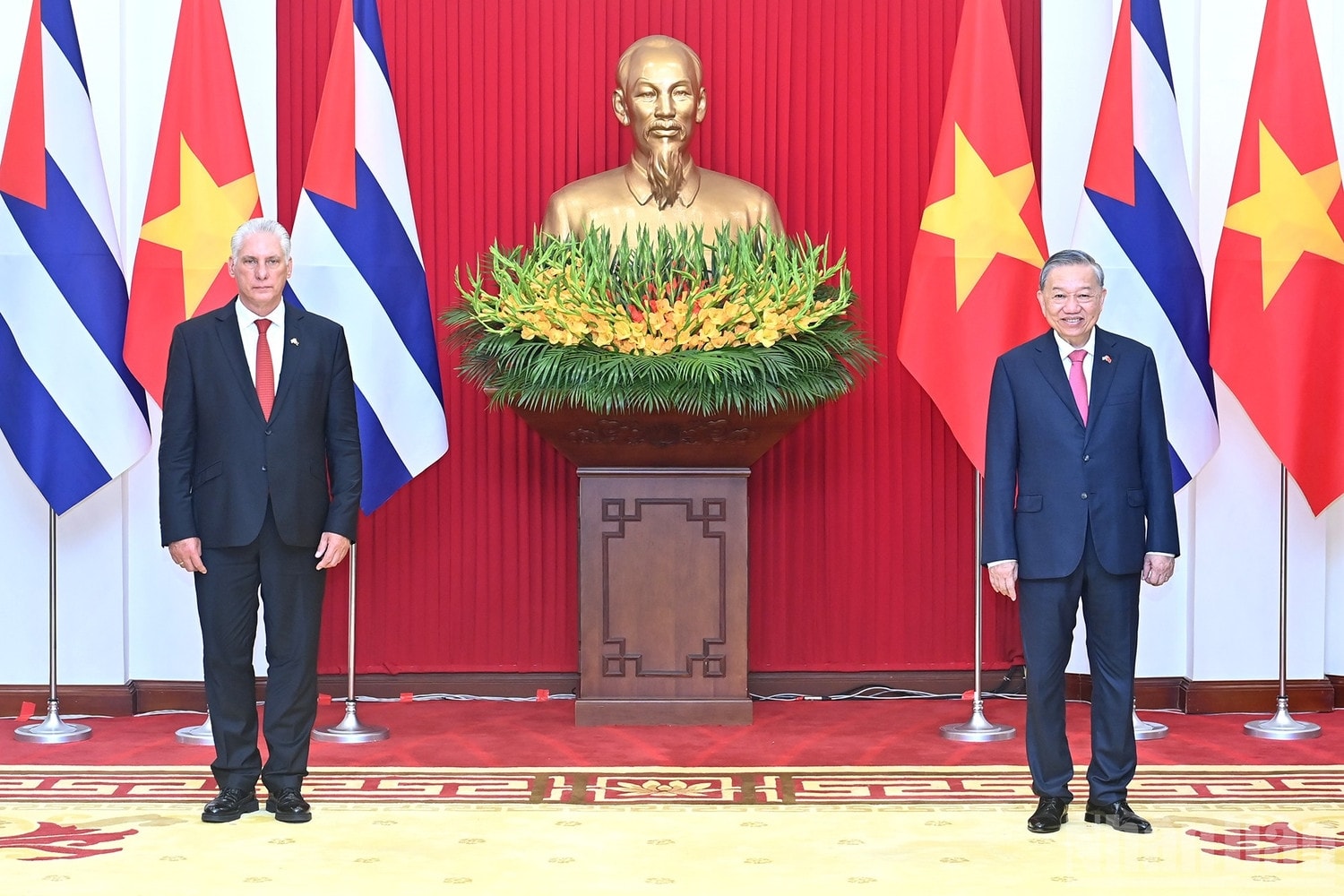 Tổng Bí thư Tô Lâm và Bí thư Thứ nhất Đảng Cộng sản Cuba, Chủ tịch nước Cộng hòa Cuba Miguel Diaz-Canel Bermudez chứng kiến Lễ trao các văn kiện hợp tác﻿.
