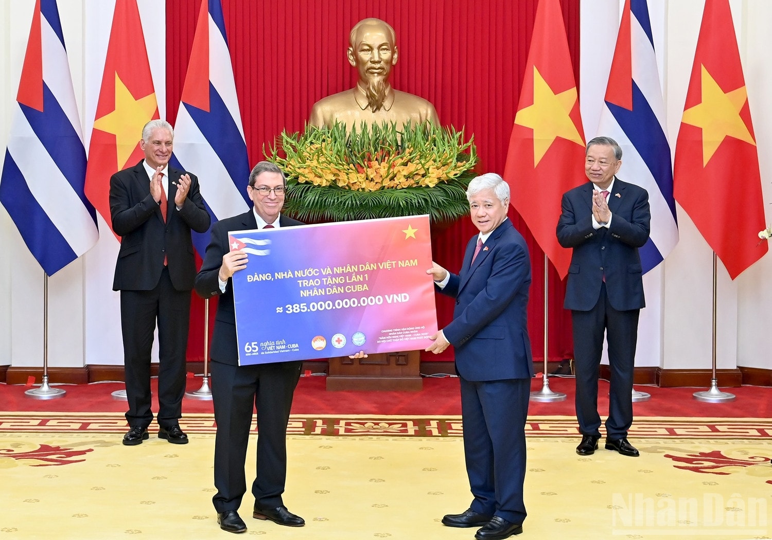 Tổng Bí thư Tô Lâm và Bí thư Thứ nhất, Chủ tịch nước Cộng hòa Cuba Miguel Diaz-Canel Bermudez chứng kiến Lễ trao tặng lần I món quà 385 tỷ đồng của Đảng, Nhà nước và nhân dân Việt Nam tặng nhân dân Cuba.
