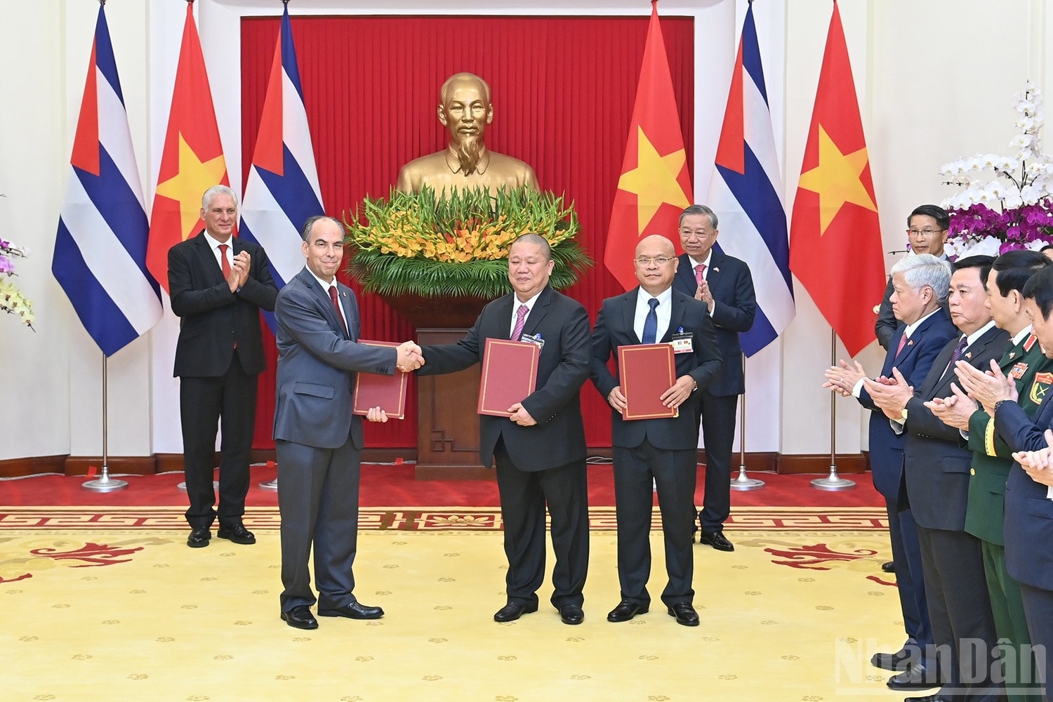 Tổng Bí thư Tô Lâm và Bí thư Thứ nhất, Chủ tịch nước Cộng hòa Cuba Miguel Diaz-Canel Bermudez chứng kiến Lễ trao Biên bản ghi nhớ về việc thành lập liên doanh giữa Công ty trách nhiệm hữu hạn Tập đoàn đầu tư hoa sen, Viện Kinh tế Xanh và Tập đoàn Labiofarm.