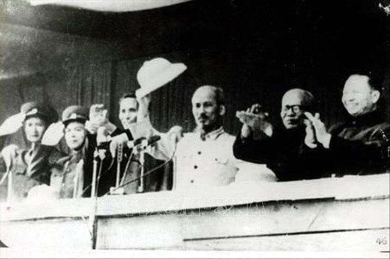 Chủ tịch Hồ Chí Minh (giữa), Đại tướng Võ Nguyên Giáp (thứ 2 từ trái sang) cùng các vị lãnh đạo Đảng và Nhà nước ra mắt quốc dân đồng bào trong buổi lễ tại quảng trường Ba Đình ngày 1/1/1955. (Ảnh: TTXVN)