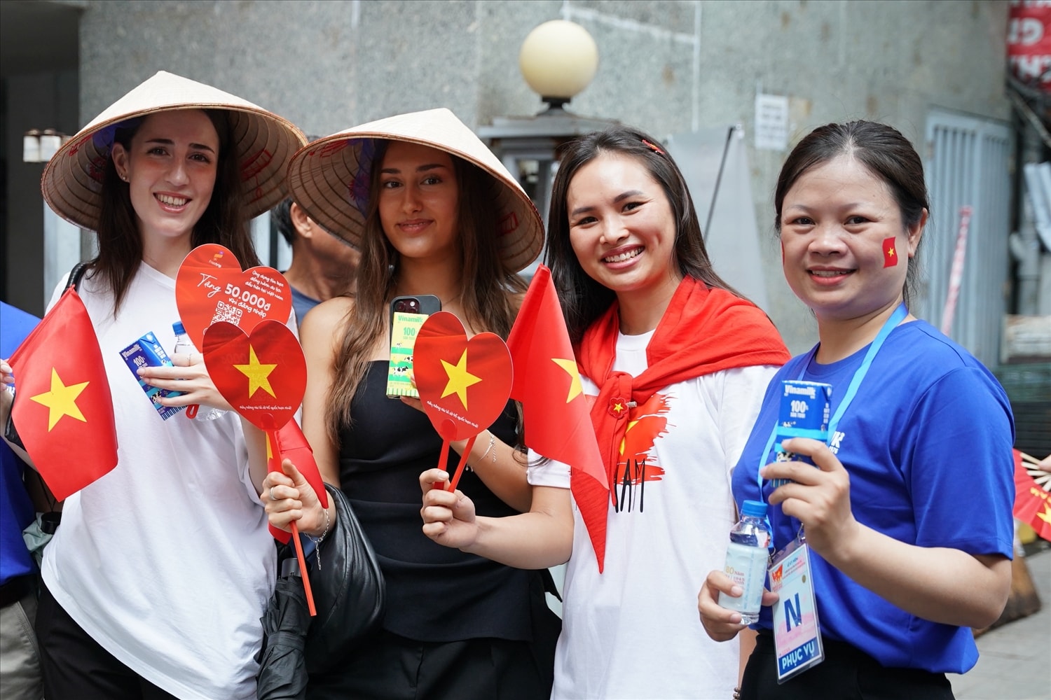 Không chỉ với người dân trong nước, không khí lễ hội đã lan tỏa đến với những người khách nước ngoài đang có mặt tại Hà Nội. Các cô gái nước ngoài hào hứng thưởng thức các sản phẩm sữa của Vinamilk tại 1 điểm tiếp sức dinh dưỡng. (Ảnh: Vi Nam)