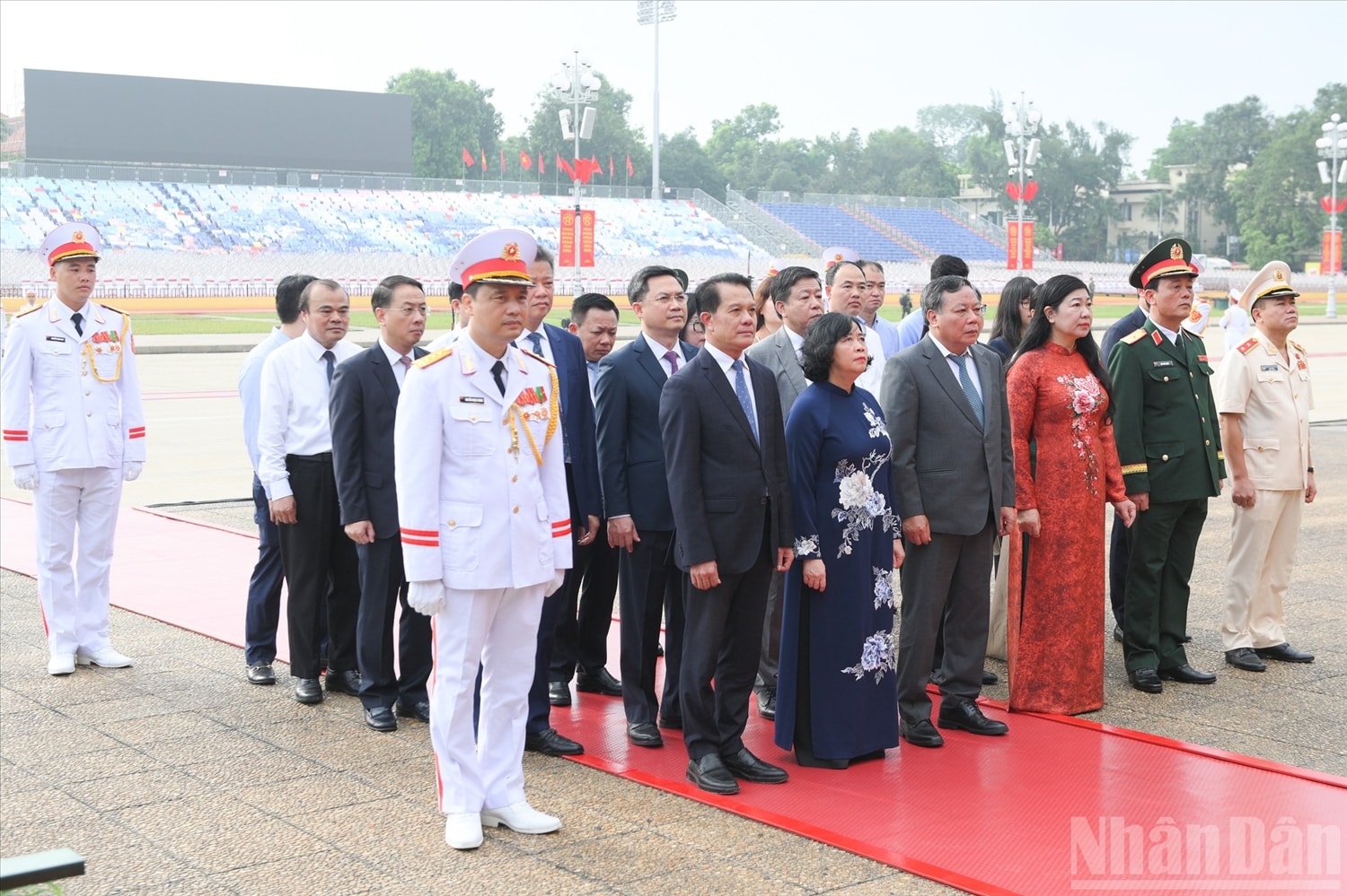 Đoàn đại biểu Thành ủy, Hội đồng nhân dân, Ủy ban nhân dân, Ủy ban Mặt trận Tổ quốc thành phố Hà Nội vào Lăng viếng Chủ tịch Hồ Chí Minh.