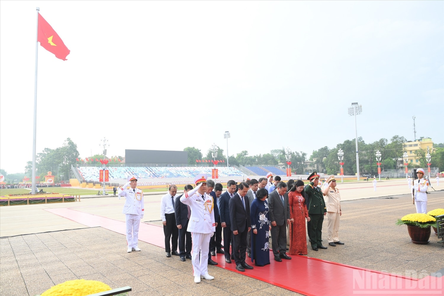 Đoàn đại biểu Thành ủy, Hội đồng nhân dân, Ủy ban nhân dân, Ủy ban Mặt trận Tổ quốc thành phố Hà Nội vào Lăng viếng Chủ tịch Hồ Chí Minh.