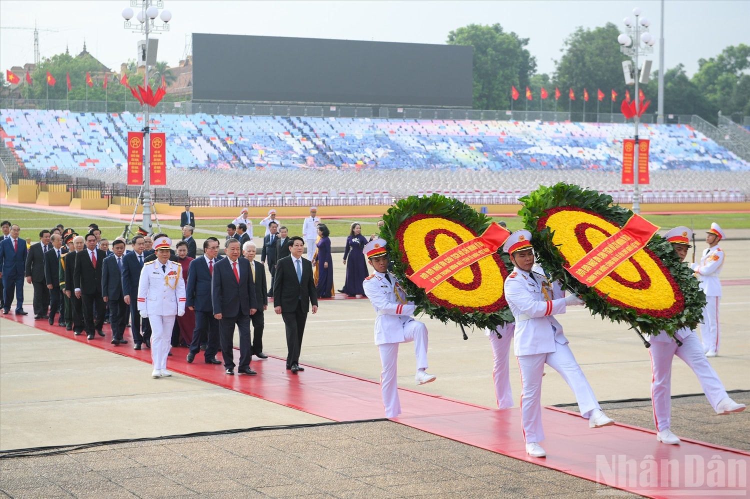 Vòng hoa của Đoàn mang dòng chữ “Đời đời nhớ ơn Chủ tịch Hồ Chí Minh vĩ đại”