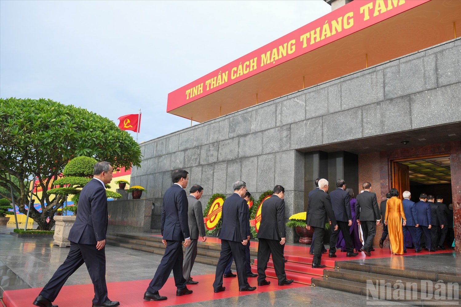 Đoàn đại biểu vào Lăng viếng Chủ tịch Hồ Chí Minh.