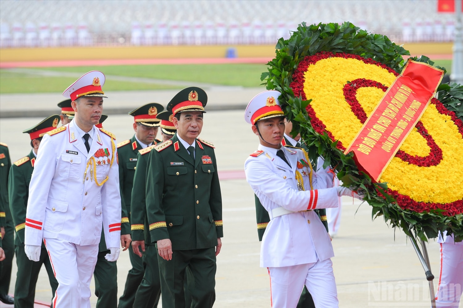 Đại tướng Phan Văn Giang, Bộ trưởng Quốc phòng cùng đoàn đại biểu Quân ủy Trung ương-Bộ Quốc phòng vào Lăng viếng Chủ tịch Hồ Chí Minh.