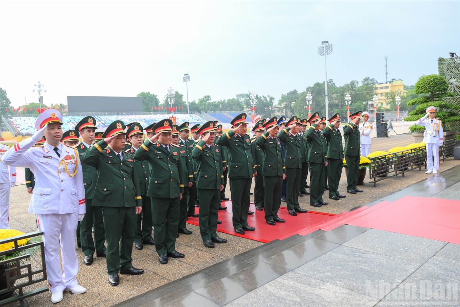 Đoàn đại biểu Quân ủy Trung ương-Bộ Quốc phòng thành kính tưởng nhớ Chủ tịch Hồ Chí Minh.