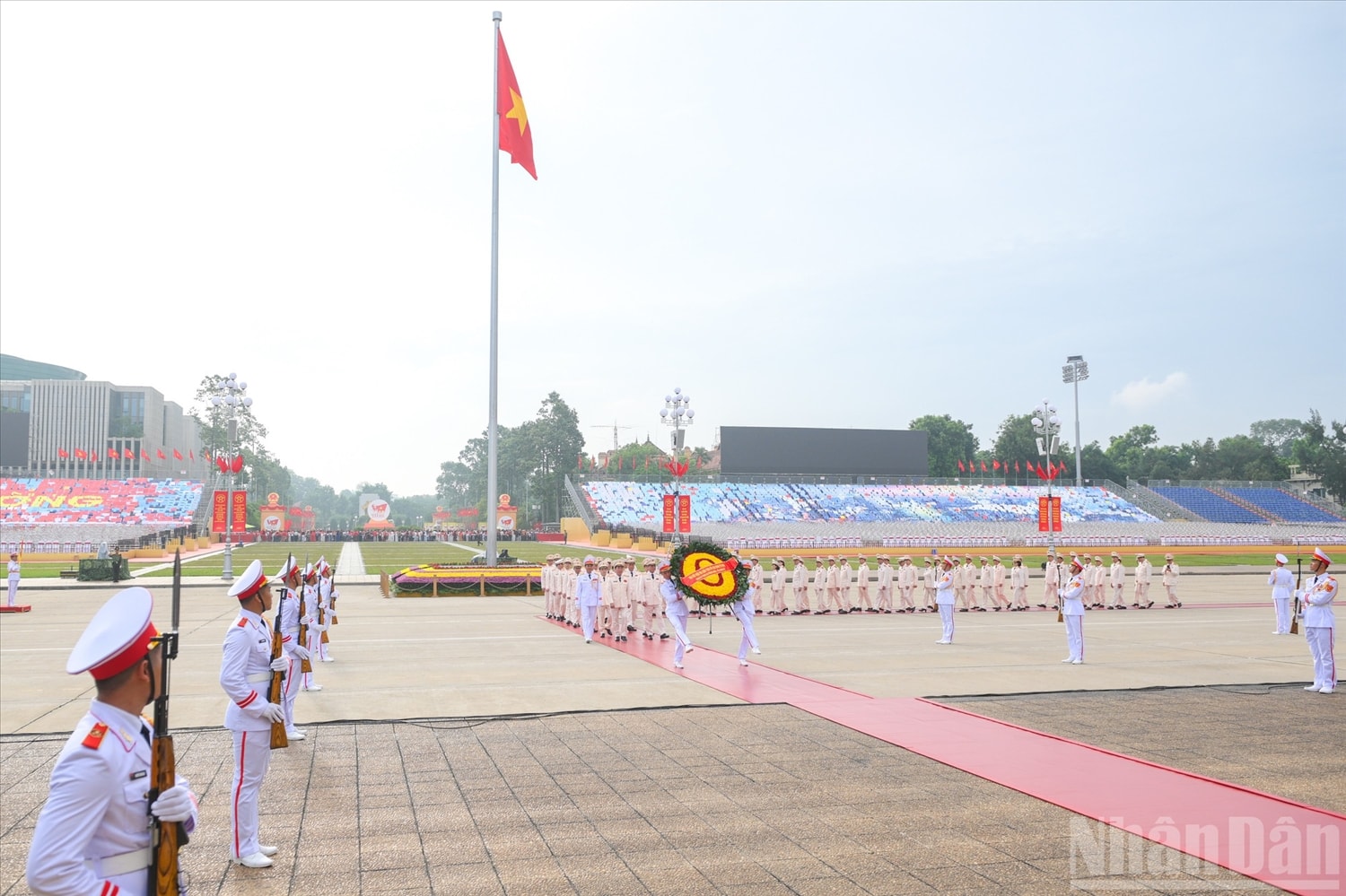 Đoàn đại biểu Đảng ủy Công an Trung ương-Bộ Công an vào Lăng viếng Chủ tịch Hồ Chí Minh.