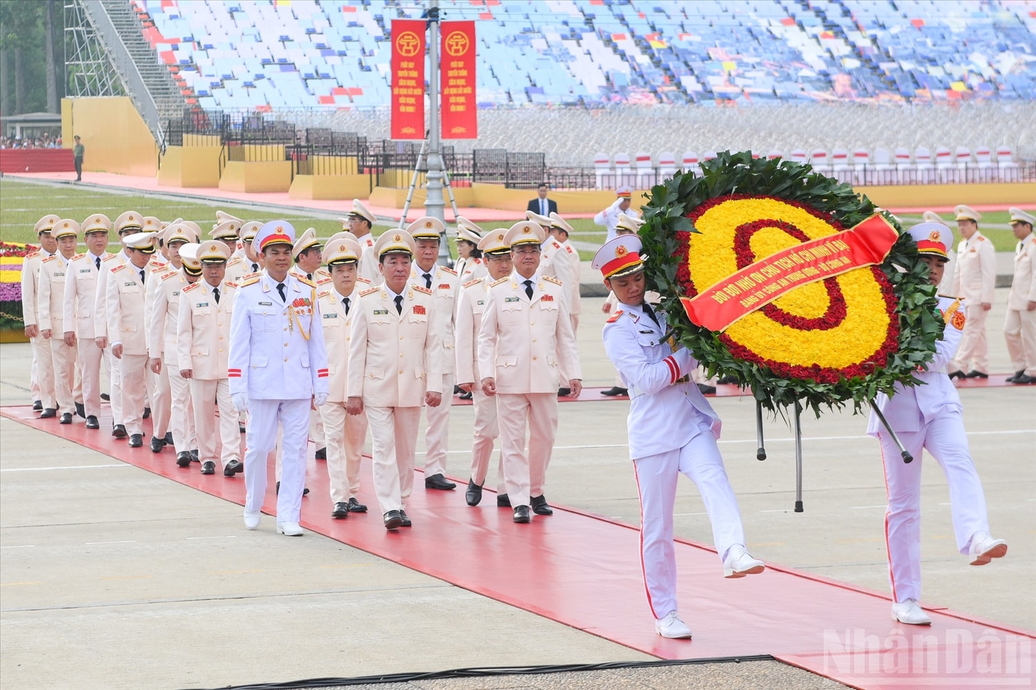 Đoàn đại biểu Đảng ủy Công an Trung ương-Bộ Công an vào Lăng viếng Chủ tịch Hồ Chí Minh.