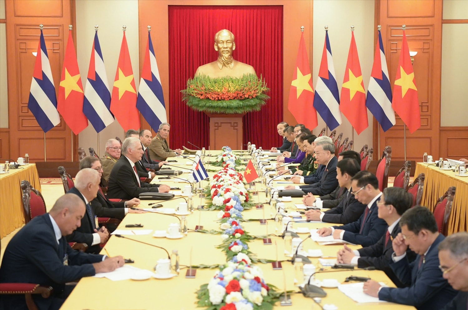 Hội đàm cấp cao Việt Nam và Cuba. Việt Nam gần đây phát động Chương trình vận động toàn quốc 