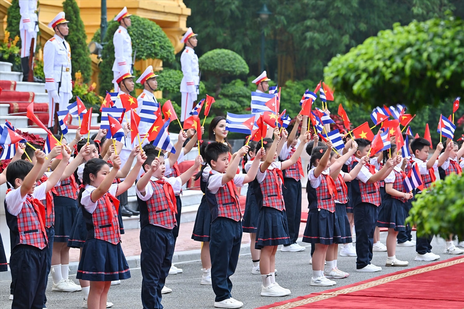 Thiếu nhi Thủ đô với cờ hai nước tại lễ đón.