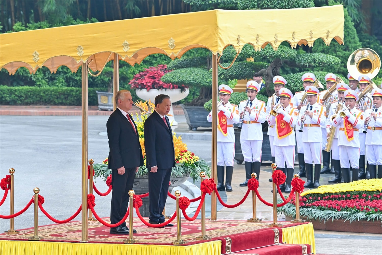 Tổng Bí thư Tô Lâm mời Bí thư thứ nhất, Chủ tịch nước Cuba Miguel Díaz-Canel bước lên bục danh dự.