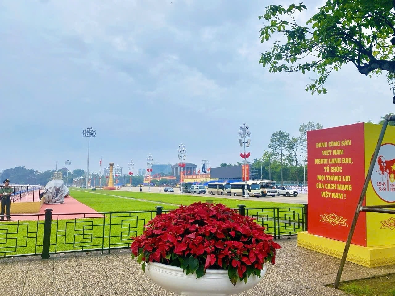 Lăng Bác uy nghi trong nắng sớm Ba Đình (Ảnh: Minh Thu) Lăng Bác uy nghi trong nắng sớm Ba Đình (Ảnh: Minh Thu)