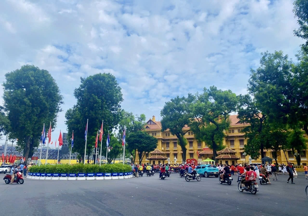 Góc đường Độc Lập – Tôn Thất Đàm rực rỡ sắc màu (Ảnh: Minh Thu) Góc đường Độc Lập – Tôn Thất Đàm rực rỡ sắc màu (Ảnh: Minh Thu)