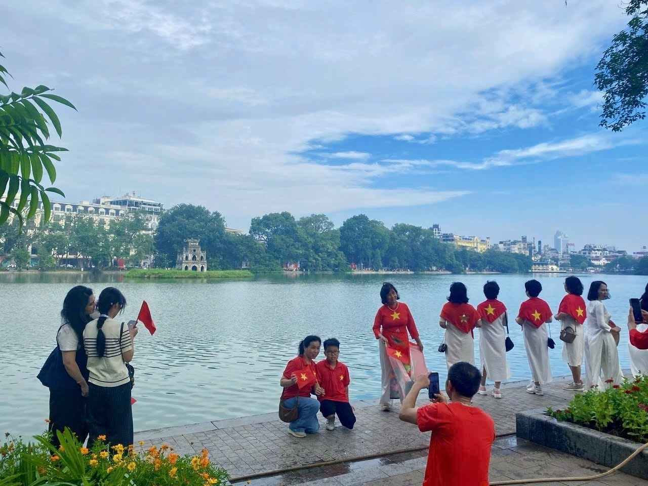 Người dân tranh thủ check-in bên Bờ hồ Hoàn Kiếm trong không khí háo hức mừng ngày Quốc khánh (Ảnh: Minh Thu) Người dân tranh thủ check-in bên Bờ hồ Hoàn Kiếm trong không khí háo hức mừng ngày Quốc khánh (Ảnh: Minh Thu)