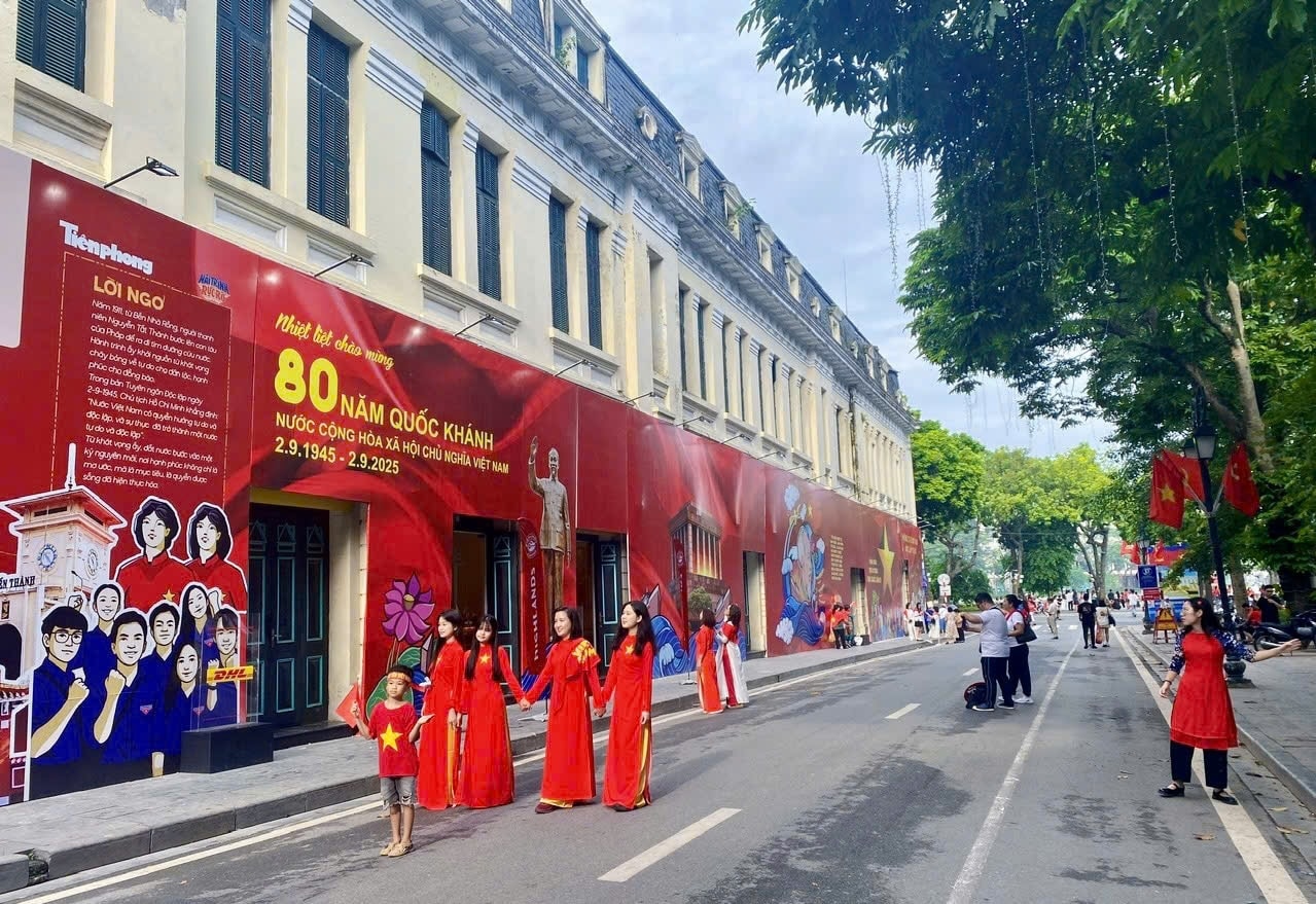 Người dân hào hứng check-in bên Nhà hát lớn Hà Nội trong nắng sớm (Ảnh: Minh Thu) Bên phố Lê Lai, các thiếu nữ, trẻ em hào hứng tạo dáng, chụp hình (Ảnh: Minh Thu)