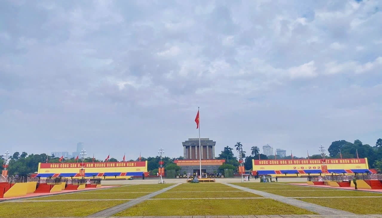 Lăng Bác – một trong những điểm đến khống thể bỏ qua đối với mỗi người dân khi đến với Hà Nội (Ảnh: Minh Thu) Lăng Bác – một trong những điểm đến khống thể bỏ qua đối với mỗi người dân khi đến với Hà Nội (Ảnh: Minh Thu)