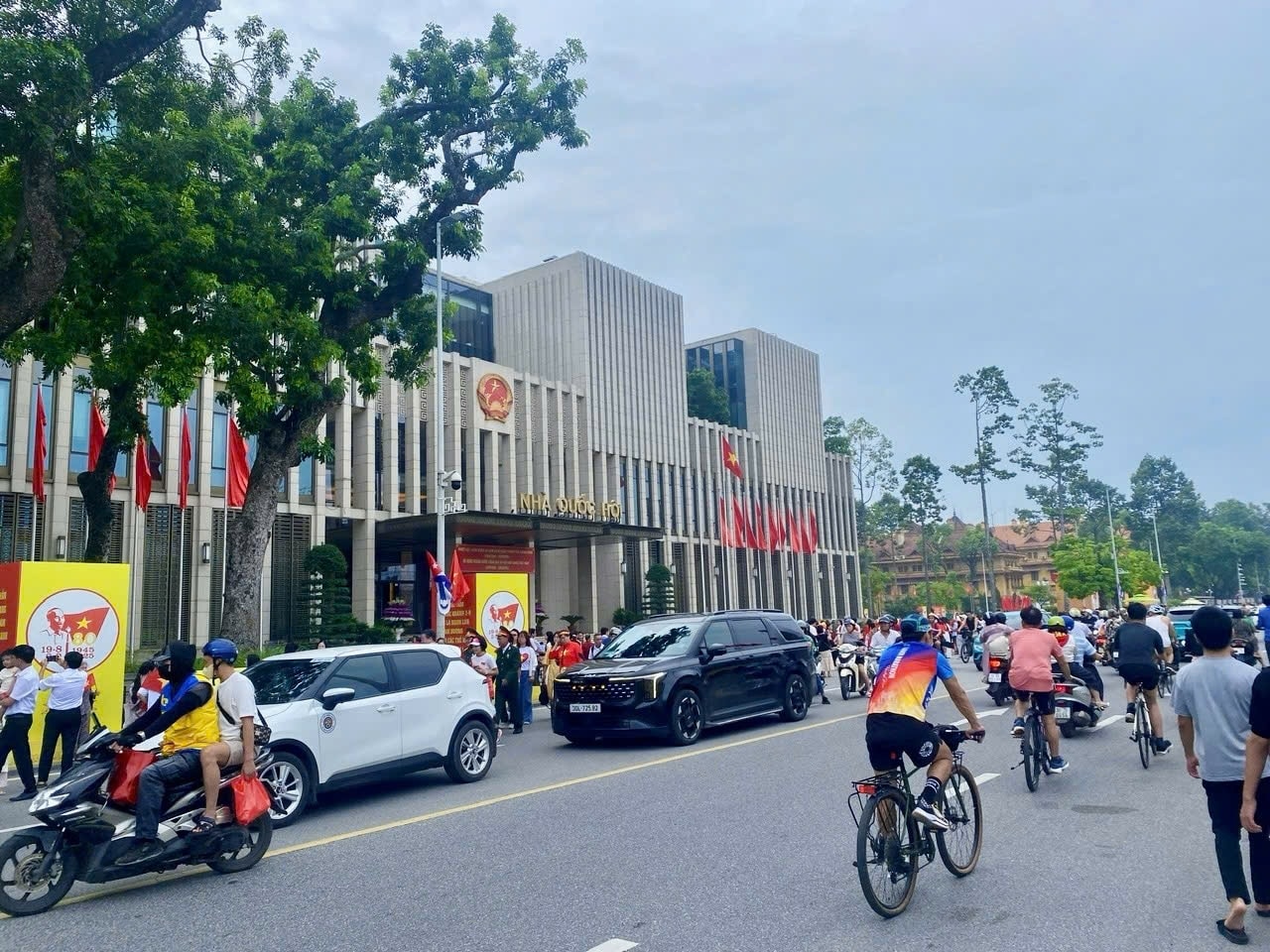 Người dân đổ về phía Quảng trường Ba Đình, phía tòa Nhà Quốc hội mỗi lúc một đông (Ảnh: Minh Thu) Người dân đổ về phía Quảng trường Ba Đình, phía tòa Nhà Quốc hội mỗi lúc một đông (Ảnh: Minh Thu)