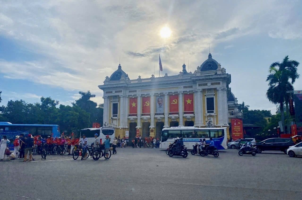 Người dân hào hứng check-in bên Nhà hát lớn Hà Nội trong nắng sớm (Ảnh: Minh Thu) Người dân hào hứng check-in bên Nhà hát lớn Hà Nội trong nắng sớm (Ảnh: Minh Thu)