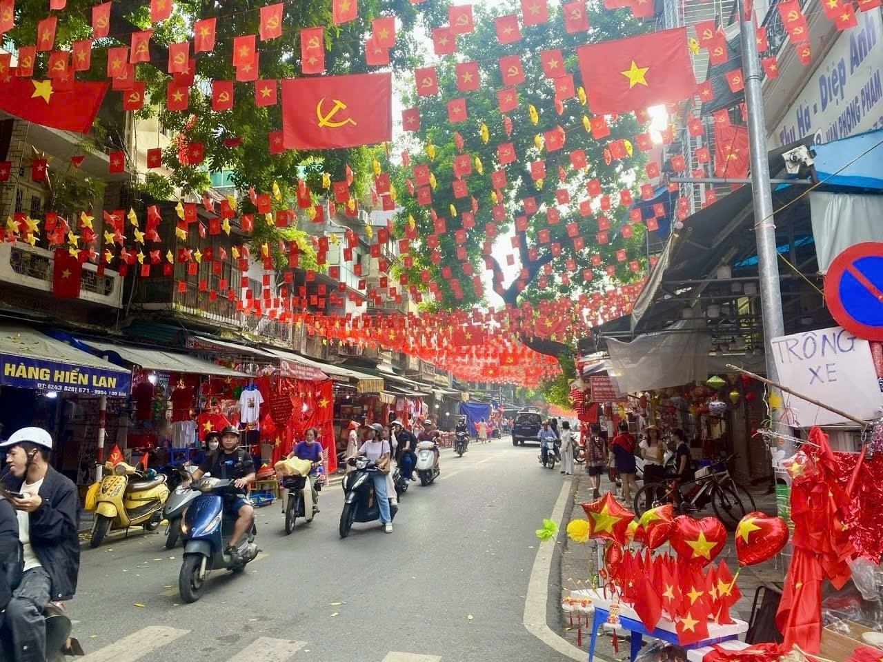 ờ Đảng, cờ Tổ quốc tung bay trên khắp các con phố của Thủ đô Hà Nội (Ảnh: Minh Thu) ờ Đảng, cờ Tổ quốc tung bay trên khắp các con phố của Thủ đô Hà Nội (Ảnh: Minh Thu)