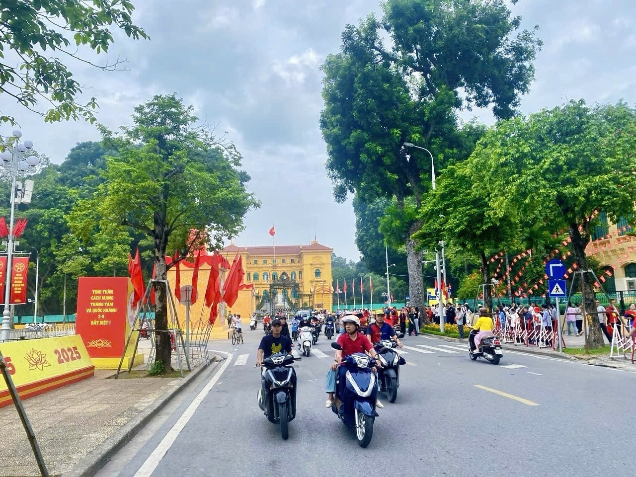 Đường Hoàng Văn Thụ, phía trước Phủ Chủ tịch, từ hơn 6h00 sáng, nhiều người dân đã đổ về đây để đón nắng Thu Hà Nội chào mừng Tết Độc lập (Ảnh: Minh Thu) Đường Hoàng Văn Thụ, phía trước Phủ Chủ tịch, từ hơn 6h00 sáng, nhiều người dân đã đổ về đây để đón nắng Thu Hà Nội chào mừng Tết Độc lập (Ảnh: Minh Thu)