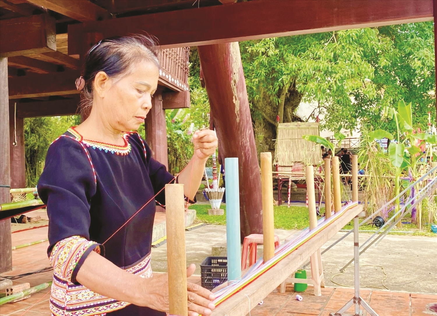 Mắc sợi để chuẩn bị đưa vào khung cửi, đây là khâu quan trọng để định hình cho các loại hoa văn khi dệt tấm thổ cẩm
