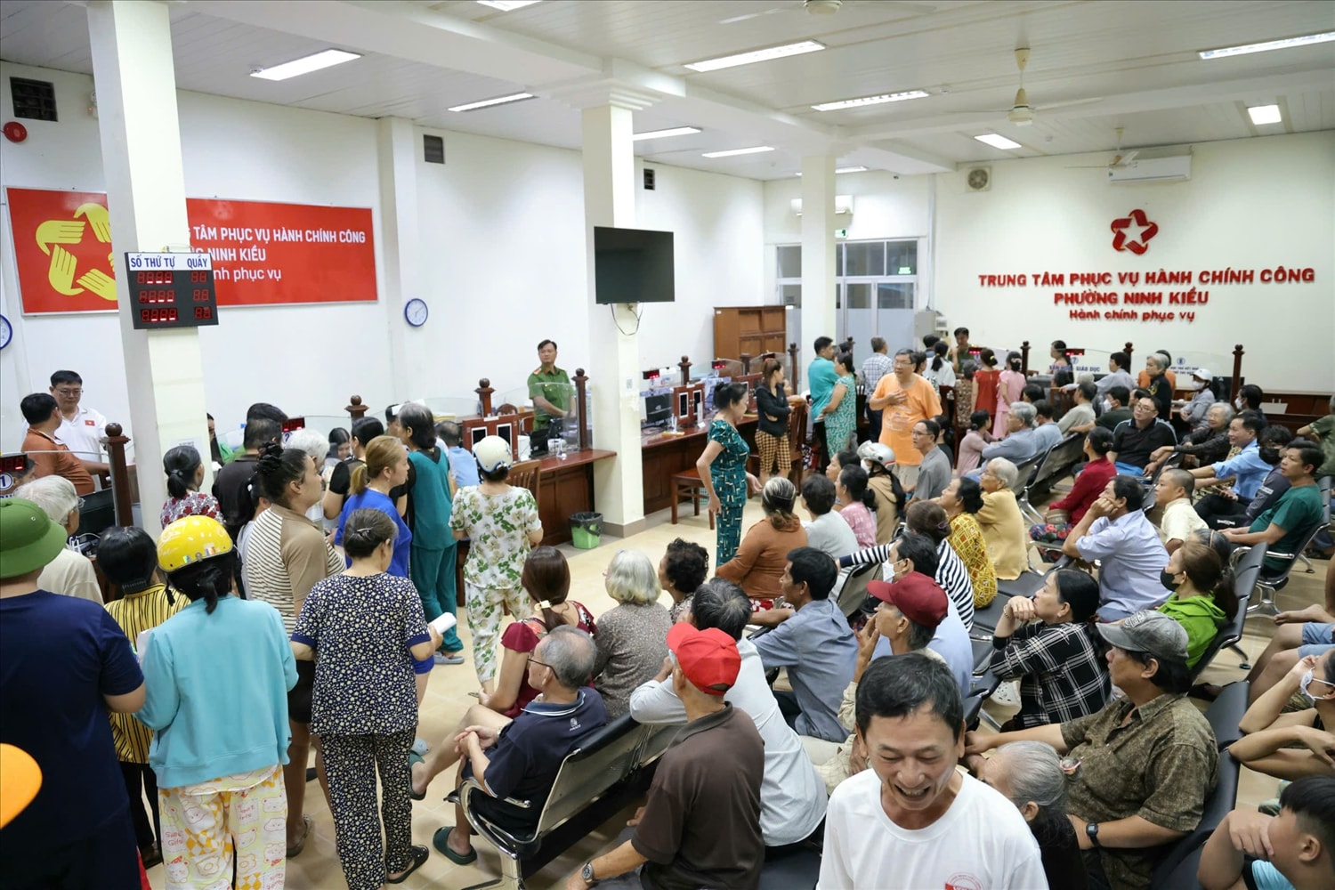Rất đông bà con tới nhận quà, các cán bộ làm nhiệm vụ mang tinh thần 