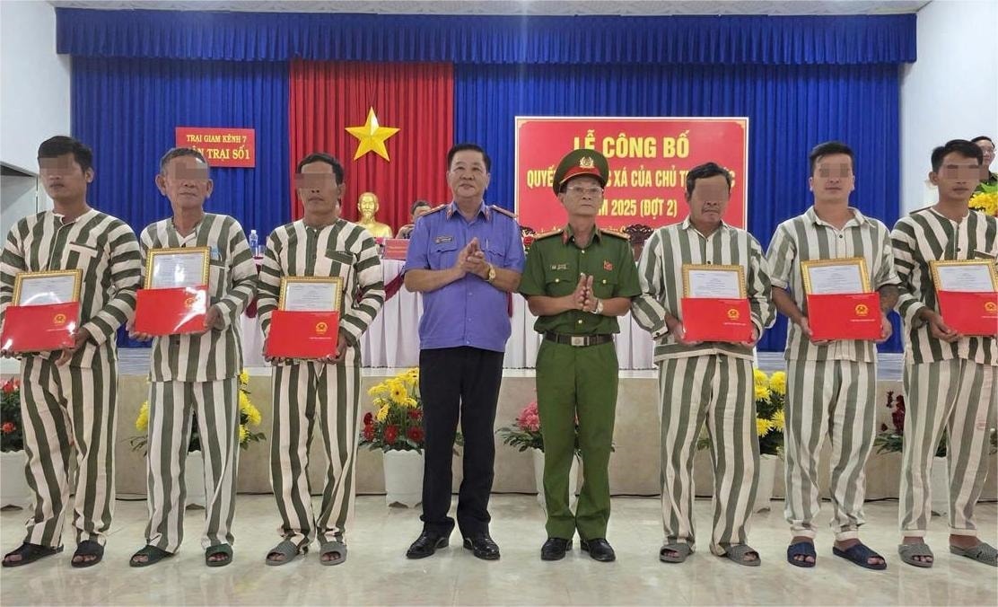 Lãnh đạo Trại giam Kênh 7 và VKS tỉnh An Giang trao quyết định đặc xá và chứng chỉ đào tạo nghề cho phạm nhân được đặc xá. Lãnh đạo Trại giam Kênh 7 và VKS tỉnh An Giang trao quyết định đặc xá và chứng chỉ đào tạo nghề cho phạm nhân được đặc xá.