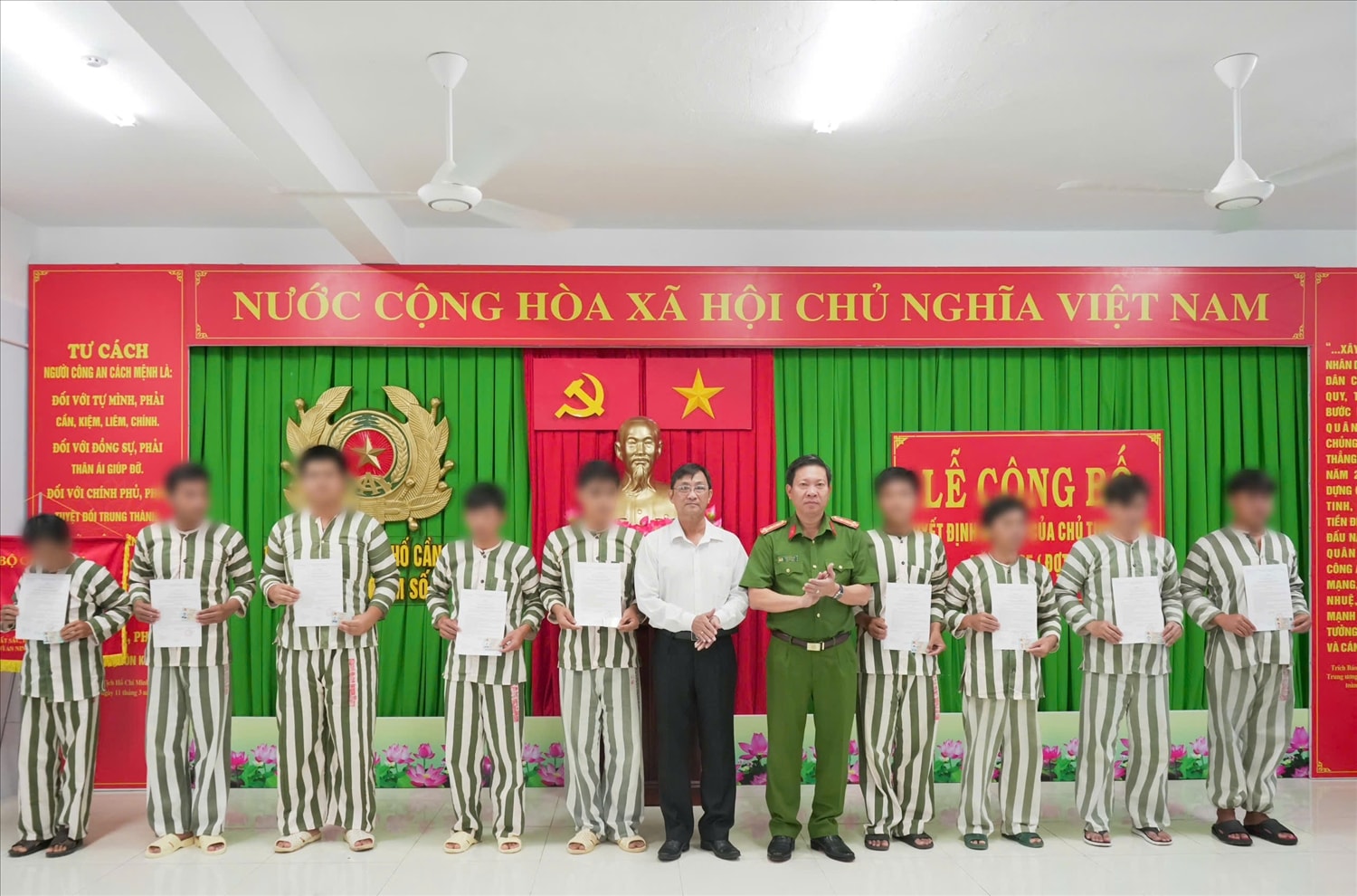Công an thành phố trao Quyết định đặc xá cho các phạm nhân đủ điều kiện. Công an thành phố trao Quyết định đặc xá cho các phạm nhân đủ điều kiện.