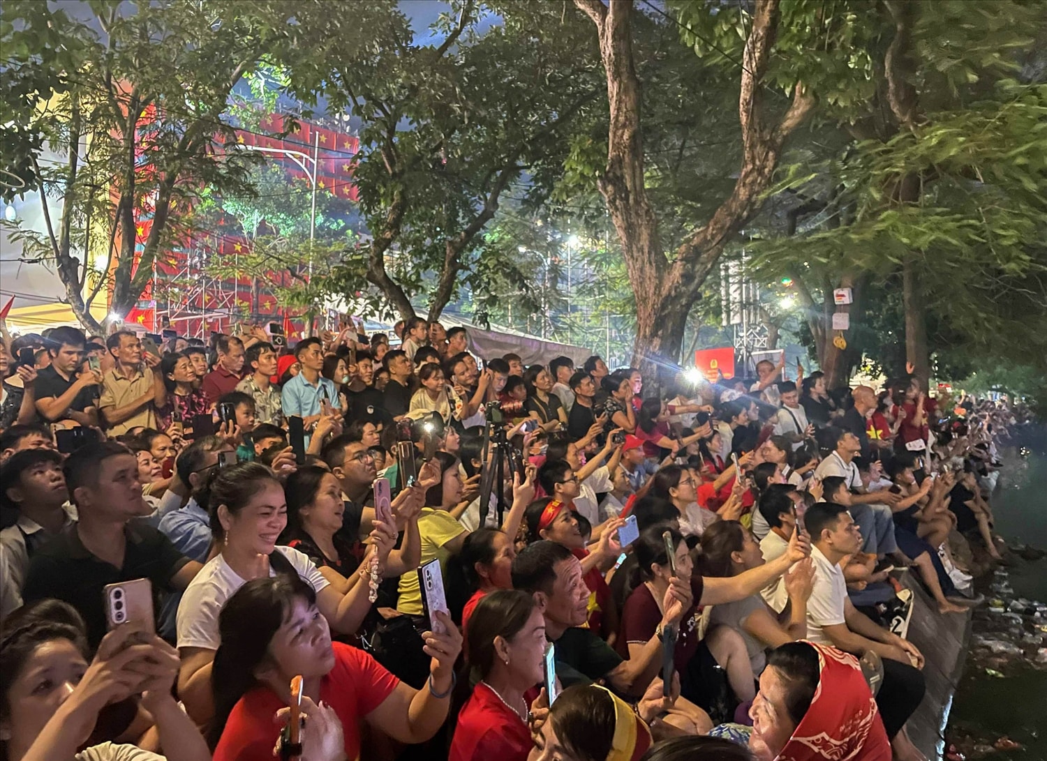 Tại Hồ Gươm tập trung đông đúc người dân xem bắn pháo hoa