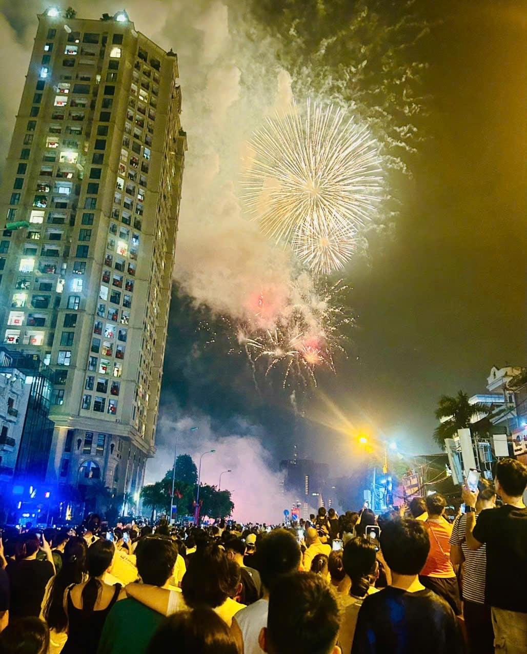 Hàng vạn người xem pháo hoa xung quanh khu vực Hồ Tây