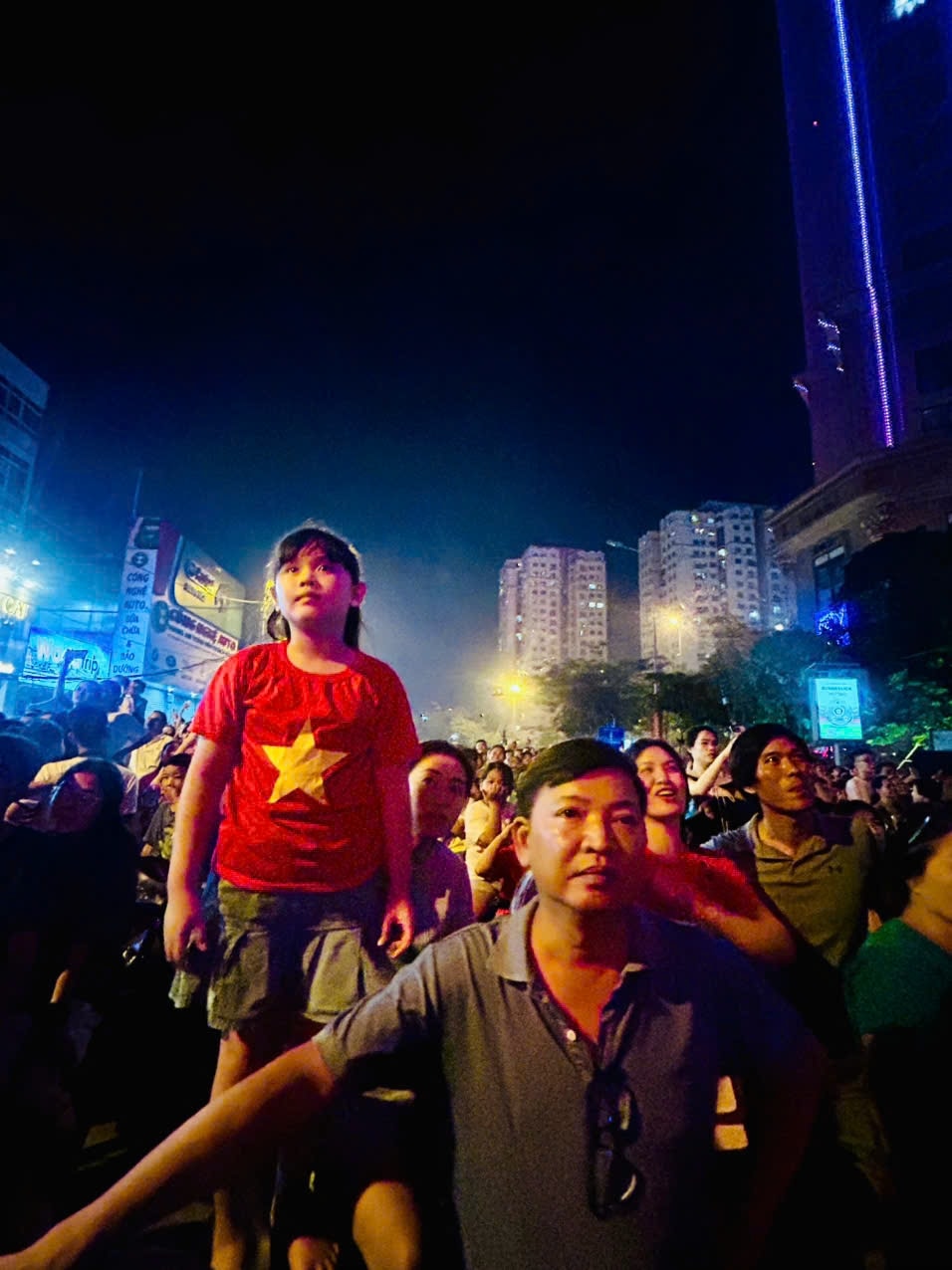Màn bắn pháo hoa mãn nhãn kéo dài 15 phút đã làm thỏa mãn sự kỳ vọng của người dân