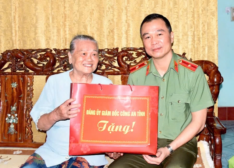 Giám đốc Công an tỉnh Thanh Hóa thăm hỏi, tặng quà Trung tá Ngô Thị Tuyển, Anh hùng LLVTND.(ảnh Minh Phương)